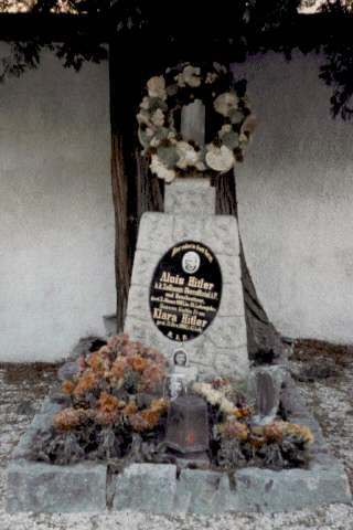 photo of grave of Hitlers parents in Leonding