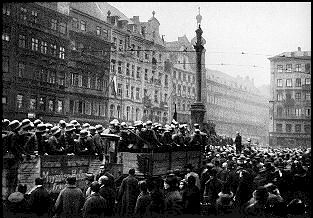crowds supporting Hitler gather in the Marienplatz, November 9, 1923